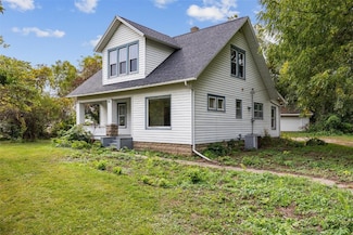 95 Franklin St, Center Point, IA 52213