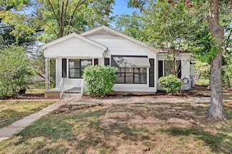 613 N Newsom St, Mineola, TX 75773