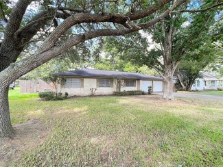 1009 N Main St, Sweeny, TX 77480