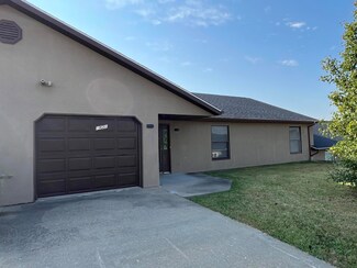 1821 Pinnacle Point Dr, Holts Summit, MO 65043