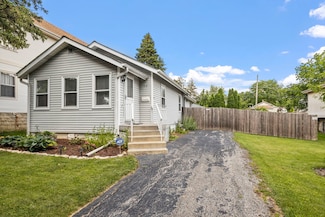 19 S Park St, Westmont, IL 60559