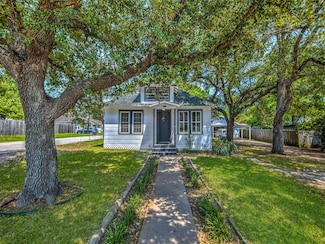 319 N Cochran St, Bellville, TX 77418