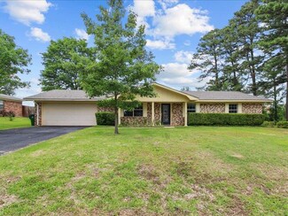 405 Maverick Dr, Palestine, TX 75801