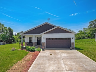 323 Garden Ln, Dandridge, TN 37725