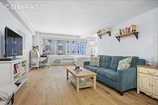 225 E 46th St Unit 2G, New York, NY 10017