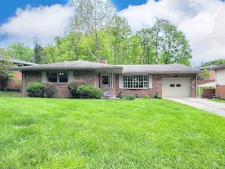 902 Henry Dr, Fairmont, WV 26554
