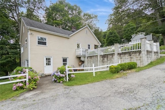 126 Tanglewylde Rd, Lake Peekskill, NY 10537