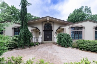 8 Driftwood Dr, Livingston, NJ 07039