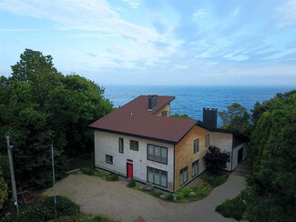 421 Shore Rd, Cape Neddick, ME 03902