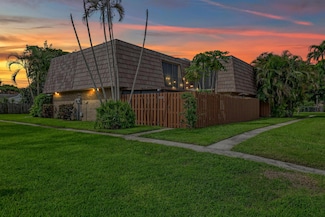 923 Springdale Cir, Palm Springs, FL 33461