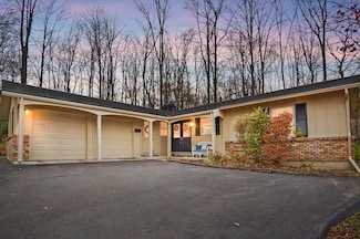 2919 Locust Dr, Springfield, OH 45504