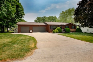106 Lincoln St, Lena, IL 61048