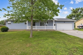 805 W 17th St, Vinton, IA 52349