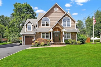 13 Villa Dr, Nanuet, NY 10954
