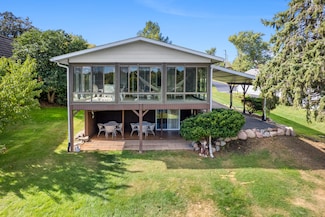 22 Holiday Dr, Somonauk, IL 60552