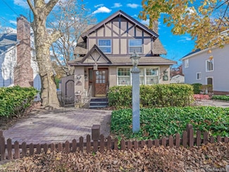 4611 245th St, Little Neck, NY 11362