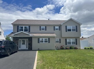 15 Fence Ln, Levittown, NY 11756