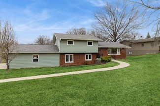 1018 Sunset Ave, Pella, IA 50219