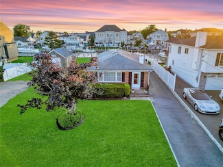 138 Sequams Ln E, West Islip, NY 11795