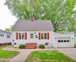1419 Cottonwood St, Grand Forks, ND 58201