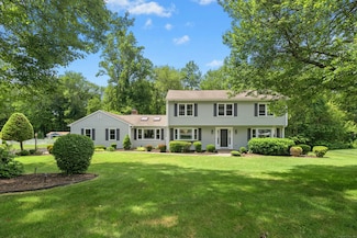 33 Shawnee Ln, Monroe, CT 06468