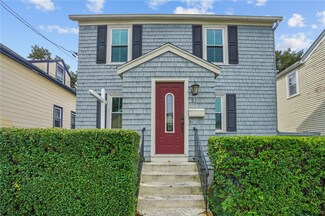 21 Simmons St, Newport, RI 02840