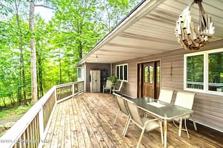 125 Talon Dr, Tannersville, PA 18372