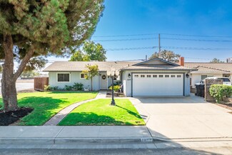 1077 Hoover Way, Hanford, CA 93230