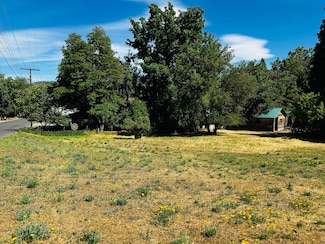 106 N West St, Yreka, CA 96097