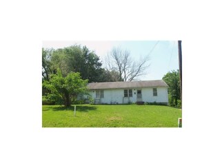 305 E McKissock St, Knob Noster, MO 65336
