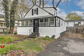 5 Oakside St, Warwick, RI 02889