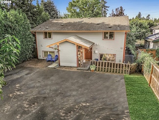 1622 SE Clatsop St, Portland, OR 97202