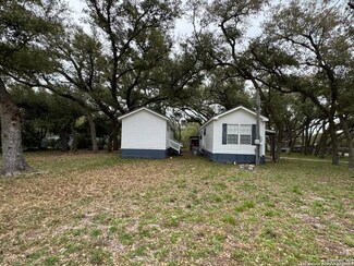 1106 N Verne St, Rockport, TX 78382