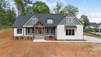 135 Westview Dr, Hendersonville, NC 28791