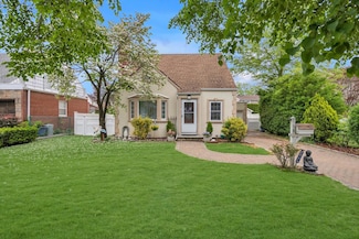 108 Gerard Ave, New Hyde Park, NY 11040