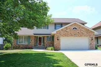 703 Oak Ridge Rd, Papillion, NE 68046