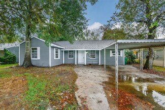500 Farrer St, Angleton, TX 77515