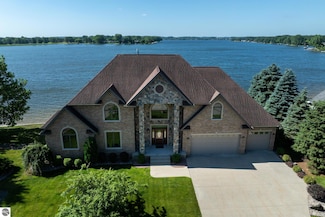 1038 Cantabrian Dr, Lake Isabella, MI 48893