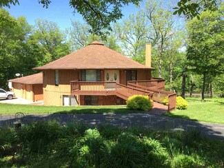 8134 Buckridge Rd, Cedar Falls, IA 50613