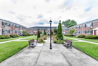 67-62 150th St Unit 426B, Flushing, NY 11367