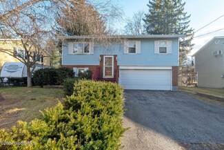 4 Red Oak Dr, Schenectady, NY 12302