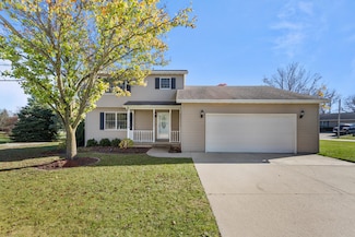 46 Kirkwood Dr, Clinton, IL 61727