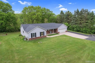 9587 Harmon Ln, South Lyon, MI 48178