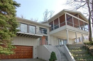 11 E Lake Front Dr, Porter, IN 46304