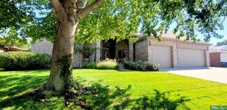 819 S Country Club Ave, York, NE 68467