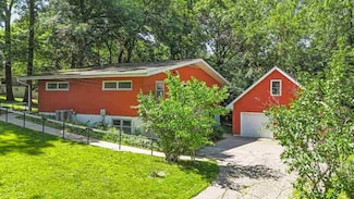 1639 Ridge Rd, Iowa City, IA 52245
