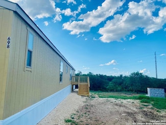 698 Forest Creek Rd, Devine, TX 78016