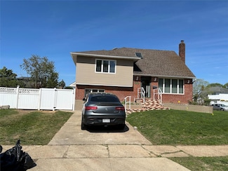 6 Martin St, Massapequa, NY 11758