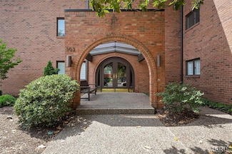 303 N Meramec Ave Unit 202, Saint Louis, MO 63105