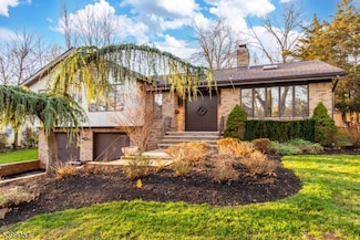 19 Park Dr, Livingston, NJ 07039